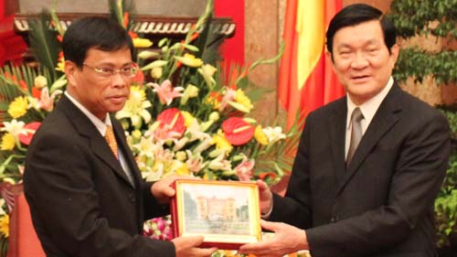 ທ່ານປະທານປະເທດ Truong Tan Sang  ຕ້ອນຮັບເລຂາຫນ່ວຍພັກດີເດັ່ນ.